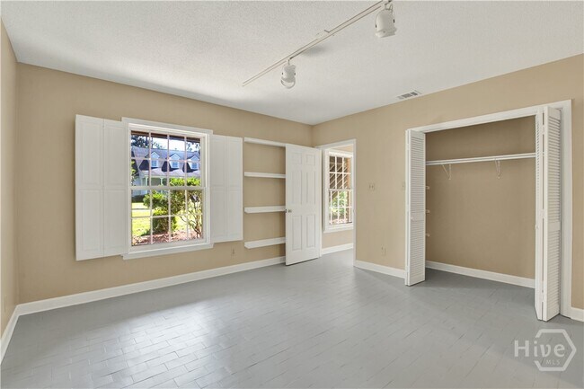 Building Photo - 5 Anchor Ct
