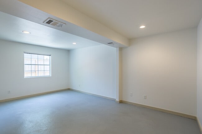 Building Photo - 1420 W Alabama St