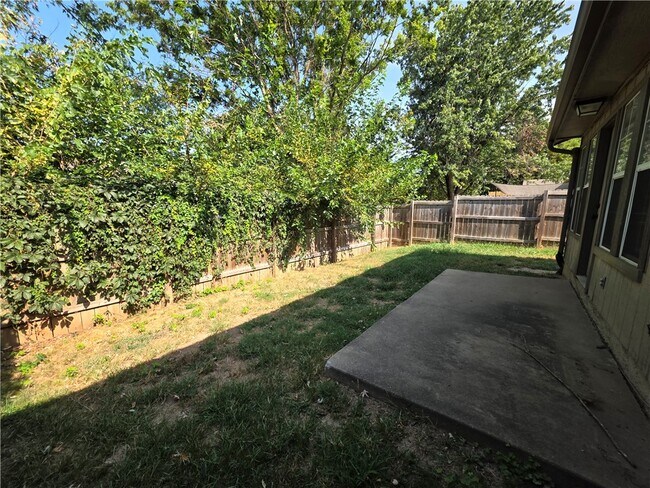 Building Photo - 1008 N Turtle Creek Dr