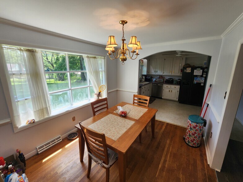Building Photo - 8176 Surrey Ct