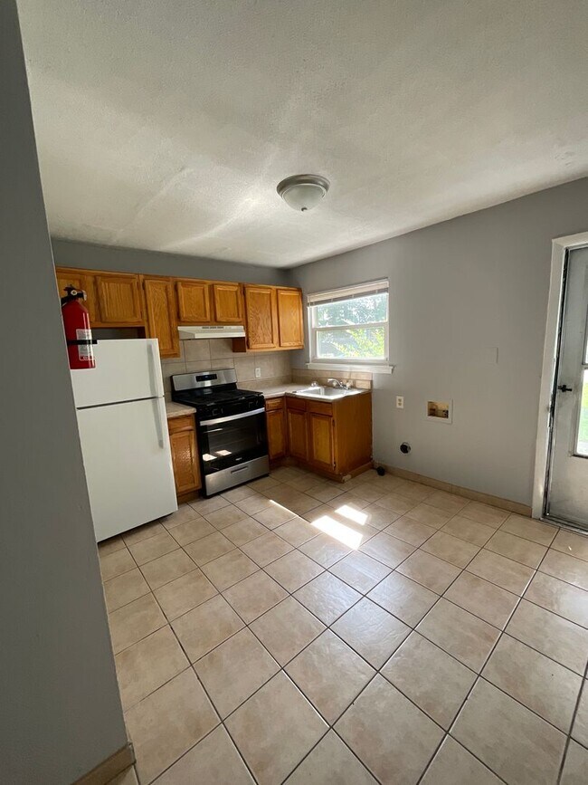 Building Photo - Absolutely Adorable two bedroom is move in ready!