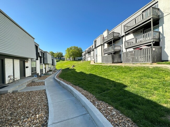 Building Photo - Spacious 2 Bed, 2 Bath Townhome in Overlan...