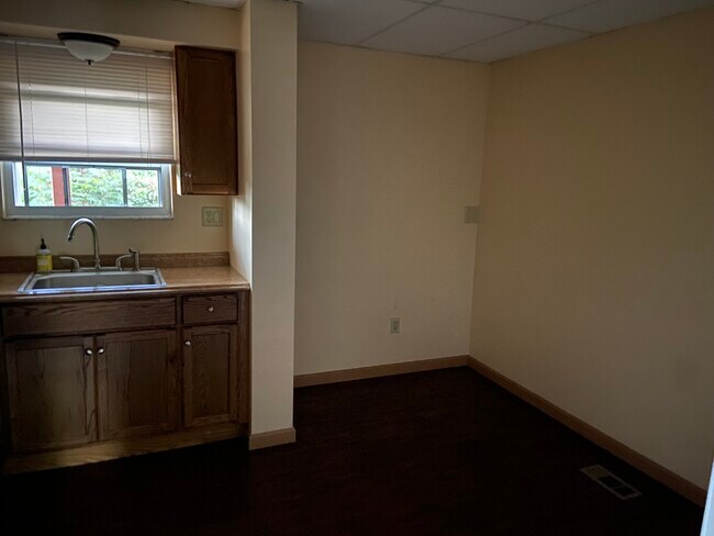 Building Photo - 39 Maple Ave