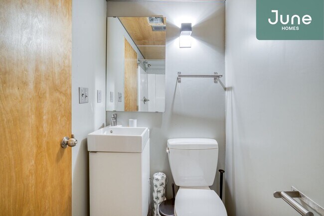 Building Photo - ROOM ONLY in 6-bed/6.0-bath Home
