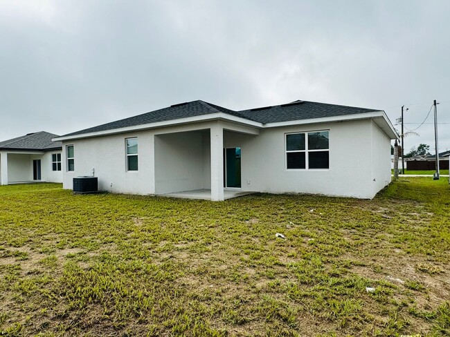 Building Photo - Gorgeous 4 Bedroom, 2 Bathroom Home in Poi...