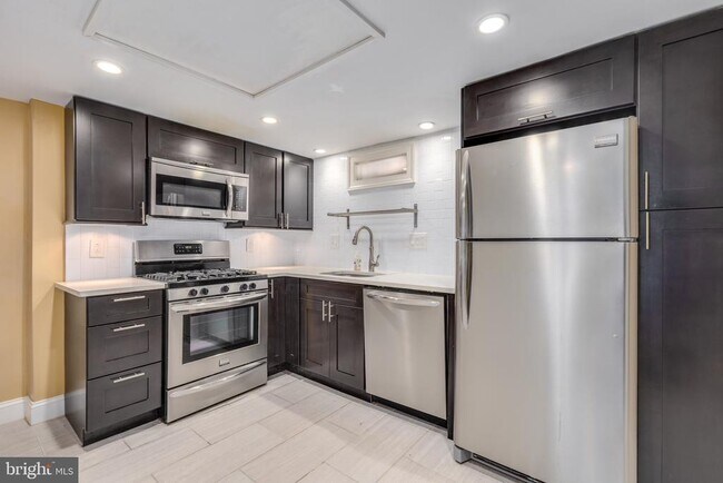 Building Photo - 953 N Randolph St