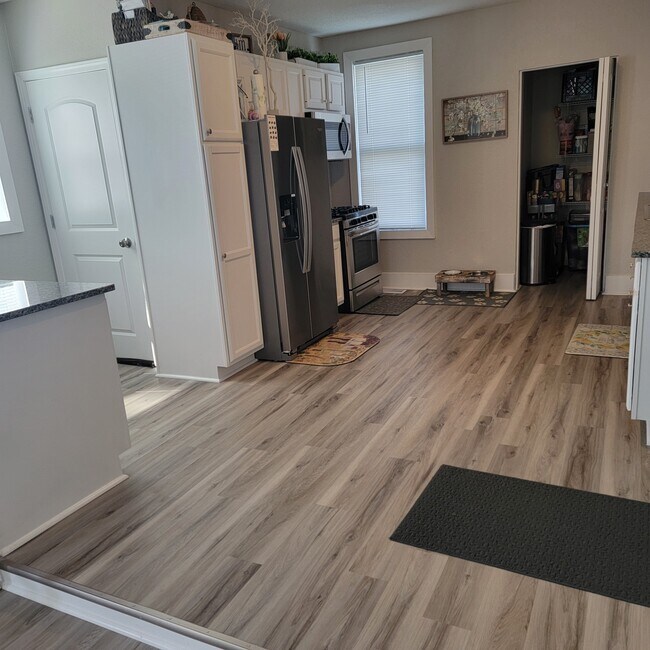 Building Photo - 1932 Iowa St