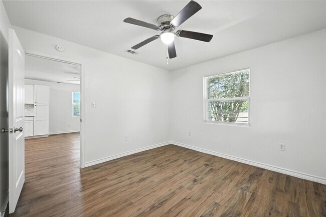 Building Photo - 1206 TX-78 BUS