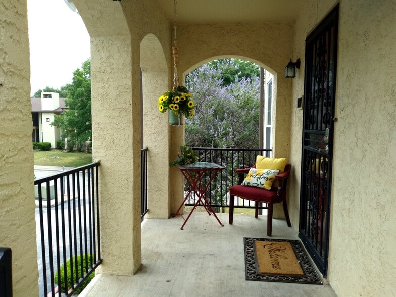 Building Photo - 8702 Village Dr