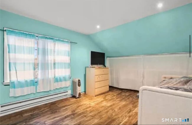 Building Photo - 2 Oak St