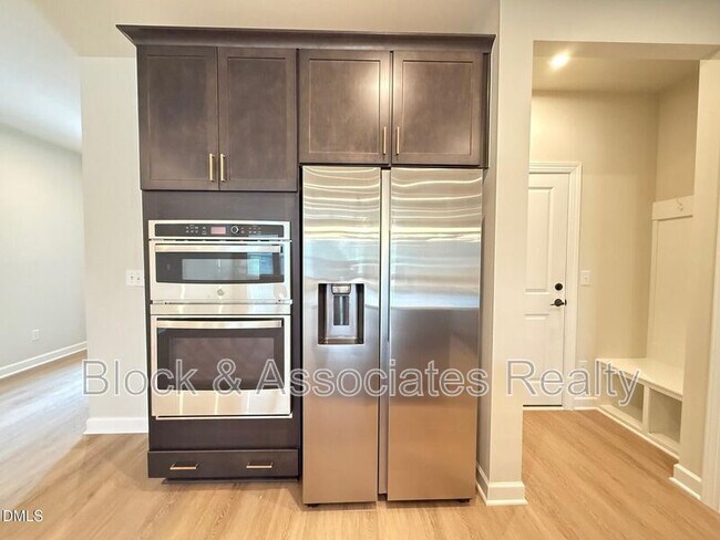 Building Photo - 216 Oak Summit Pl