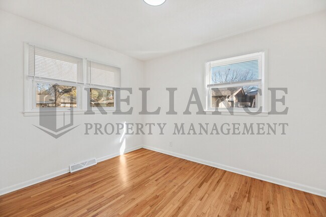 Building Photo - 900 N Brownthrush Ln