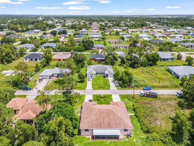 Building Photo - 2412 Millie Ave S