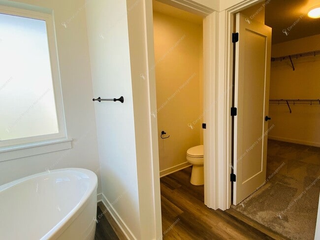 Building Photo - Bright & Spacious SE Bend Retreat with Vau...