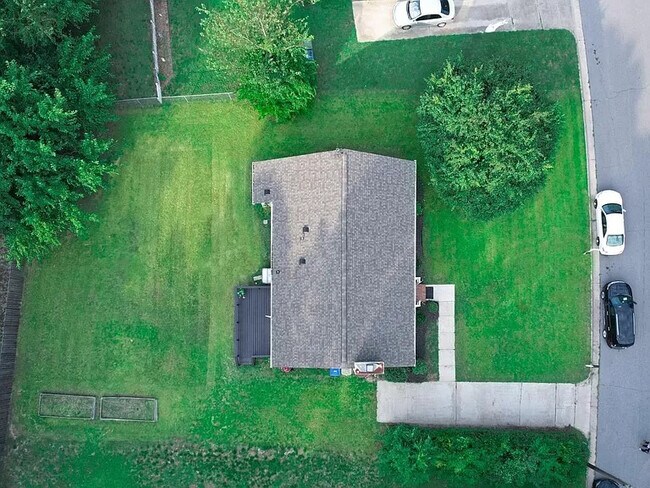 Building Photo - 725 E Cardinal Dr