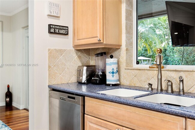 Building Photo - 418 SE 3rd Terrace