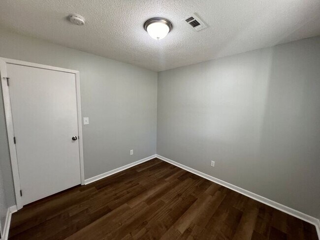 Building Photo - 14005 Glenview Dr SW