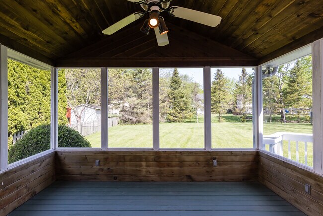Building Photo - 5558 Parker Hill Ln