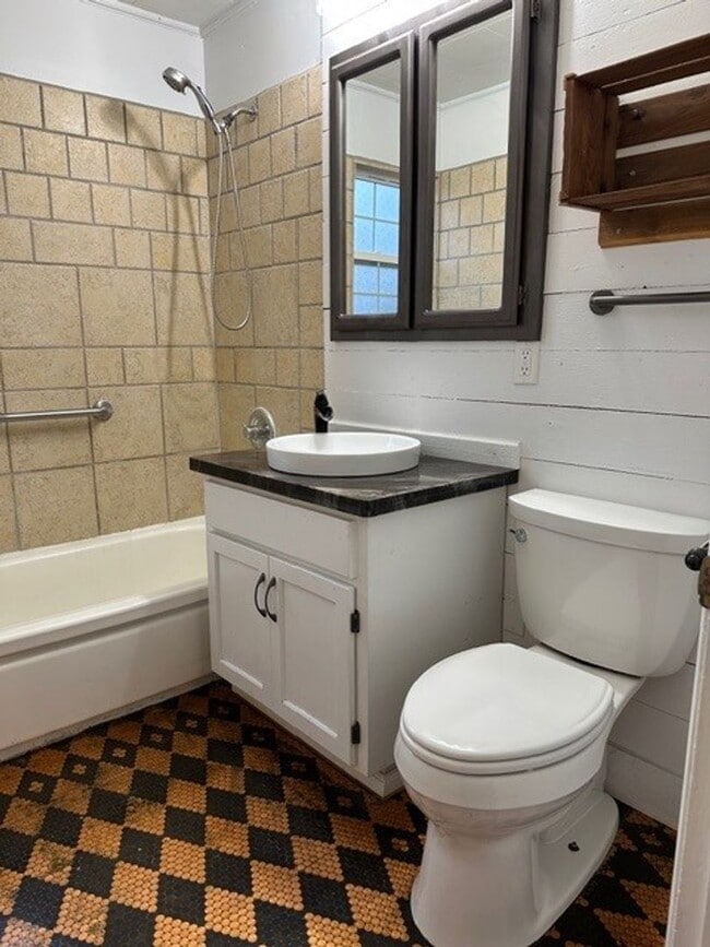 Building Photo - Recently renovated 4 bed, 2 bath home in Grants Pass!