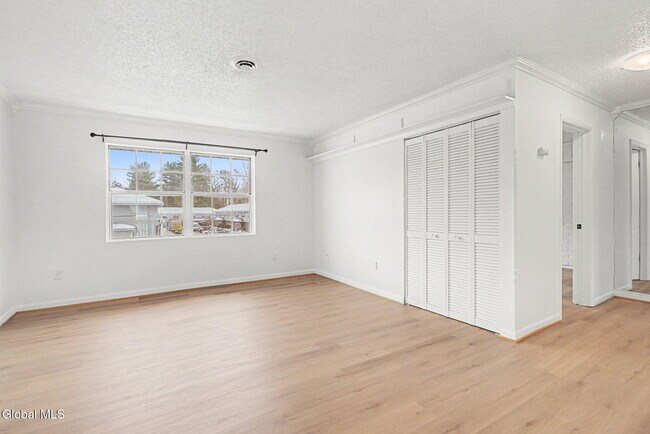 Building Photo - 25A Pine Ln