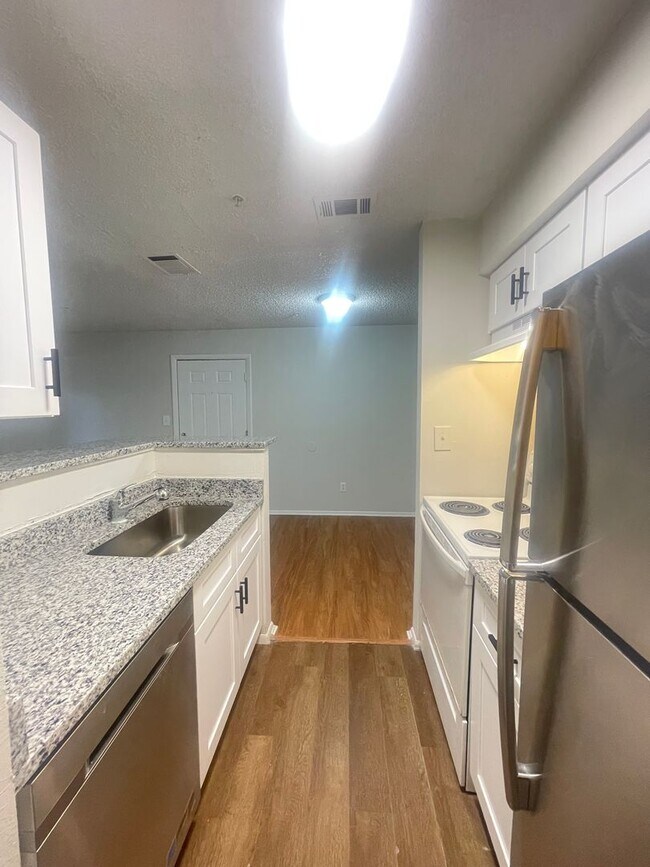 Building Photo - 1 Bed / 1 Bath Condo in Gated Comm. In Altamonte Springs, Available Now!!