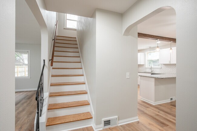 Building Photo - 306 Winona Blvd