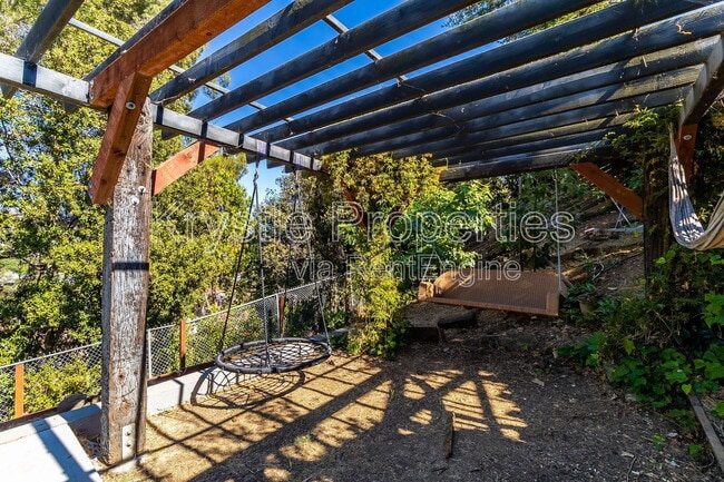 Building Photo - 12 Elna Dr