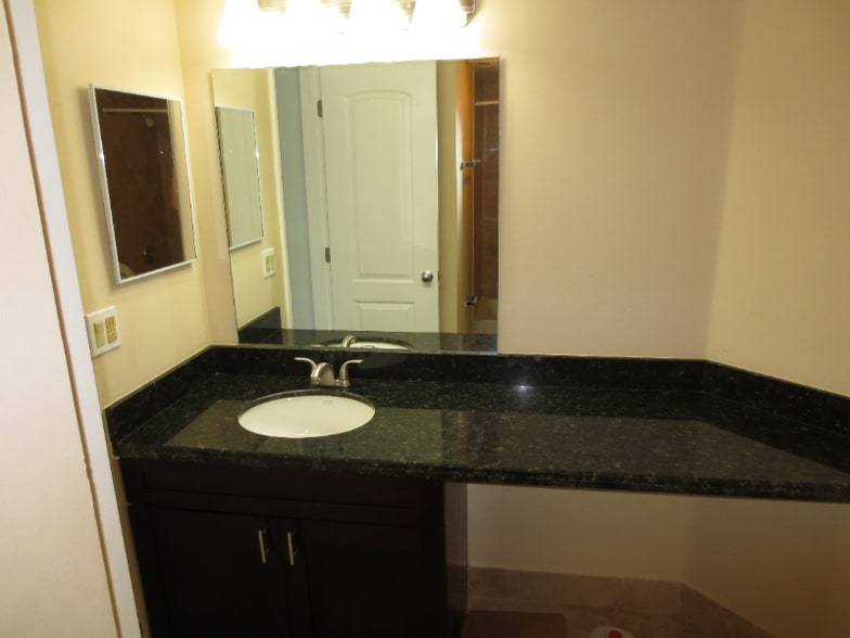 Building Photo - 2831 N Oakland Forest Dr