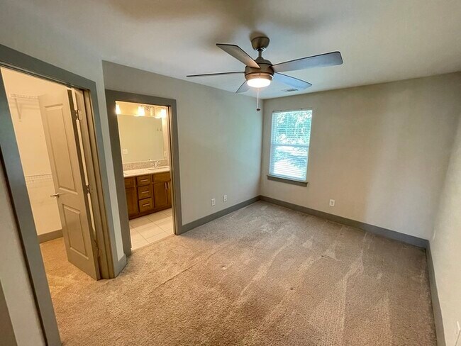 Building Photo - Bristol Creek 2 bedroom unit with fenced p...