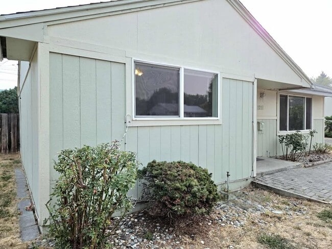 Building Photo - Two Bedrooms & One Bathroom Home $100.00 o...