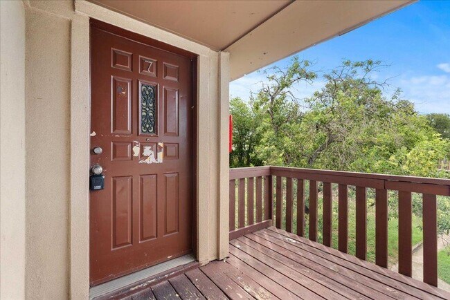 Building Photo - 908 N LBJ Dr