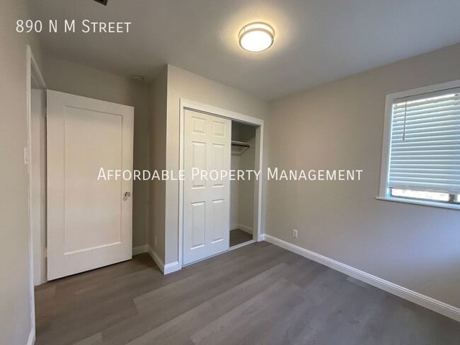 Building Photo - 890 N M St