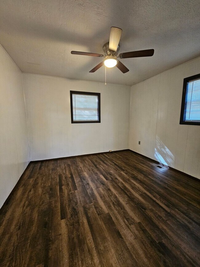Building Photo - (3) Bed/(1) Bath in Purcell Avail NOWl!