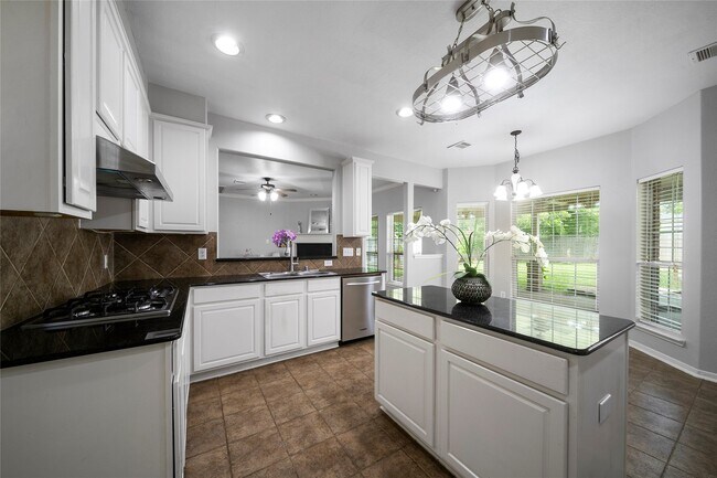 Building Photo - 312 Falcon Lake Dr