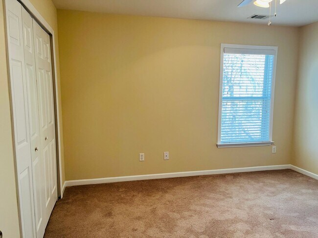 Building Photo - Wow! 3 bedroom 2.5 bathroom home in Newnan, 2100 plus sqft, 2 car garage, huge rooms, must see!