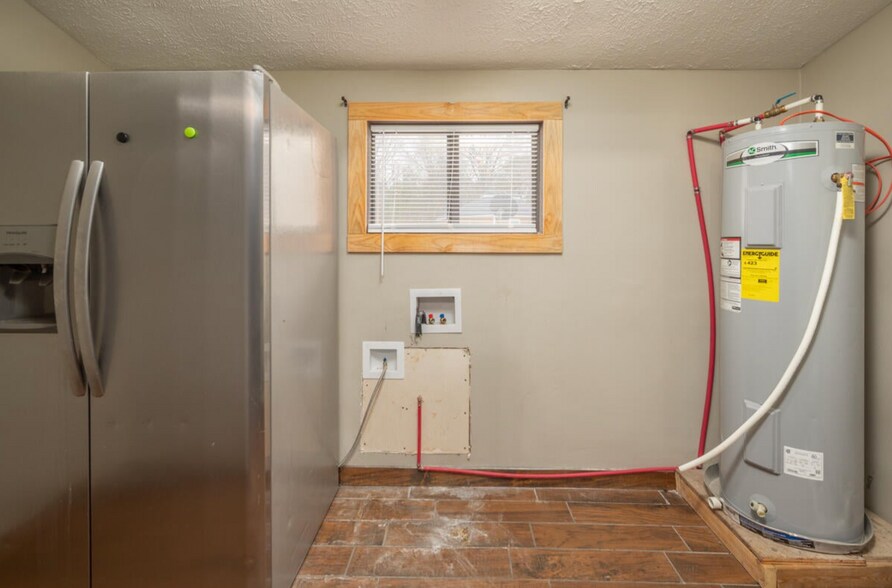 Building Photo - 704 Roundhouse Rd