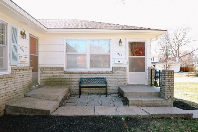 Building Photo - Spacious 3 Bedroom, 2 Bath Duplex with Att...