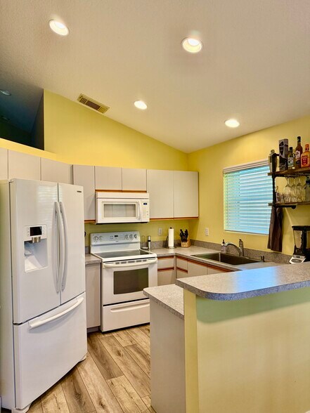 Building Photo - 524 SW Crawfish Dr