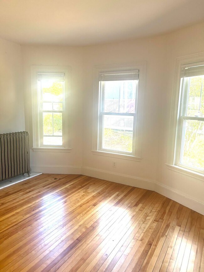 Building Photo - Beautiful 3BR/1.5BA Home Available Septemb...