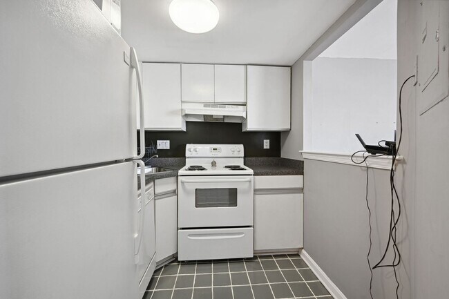Building Photo - Dupont Circle with Secured Parking! Sun-fi...