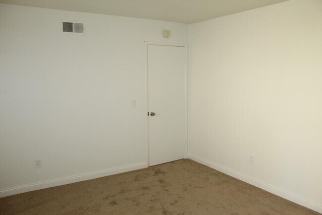 Building Photo - VIA261