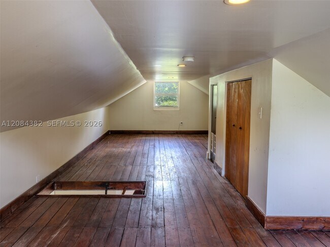 Building Photo - 520 NE 129th St