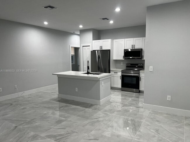 Building Photo - 5517 Ponce De Leon Blvd