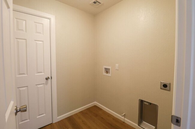 Building Photo - Beautifully Redone 3 Bedroom South Tulsa H...