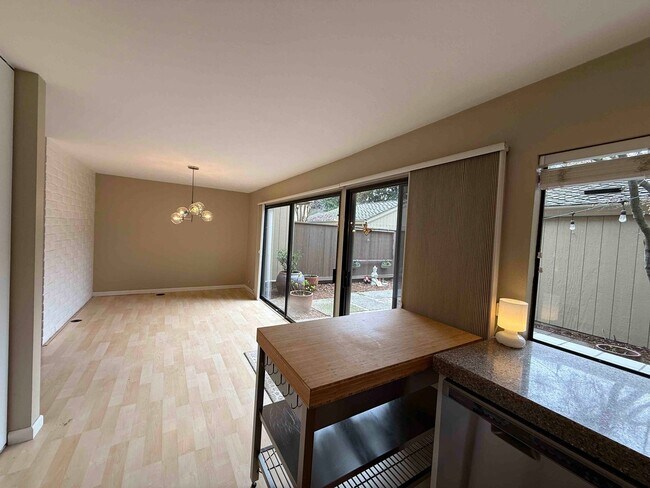 Building Photo - Fabulous Campus Commons 3 Bedroom