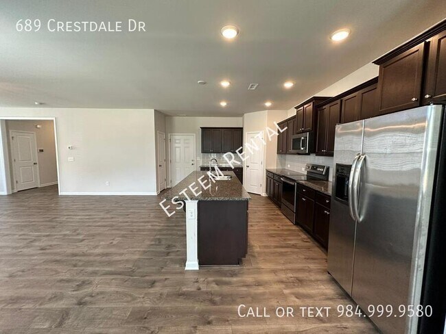 Building Photo - 689 Crestdale Dr