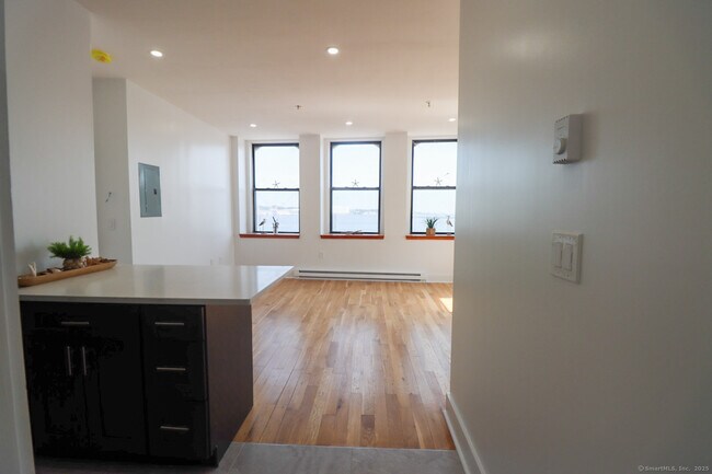 Building Photo - 209 Bank St