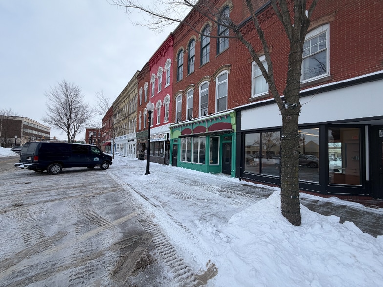 Building Photo - 154 Main St