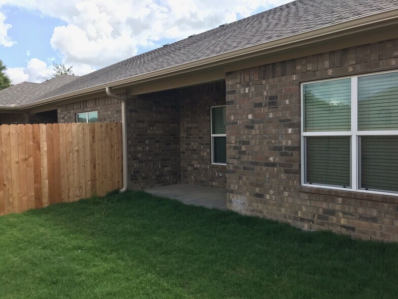 Building Photo - 615 Pecan Ct