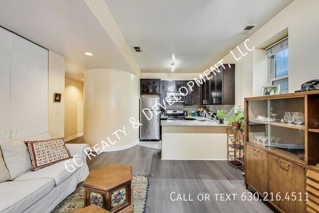 Building Photo - 1423 W Oakdale-Unit G